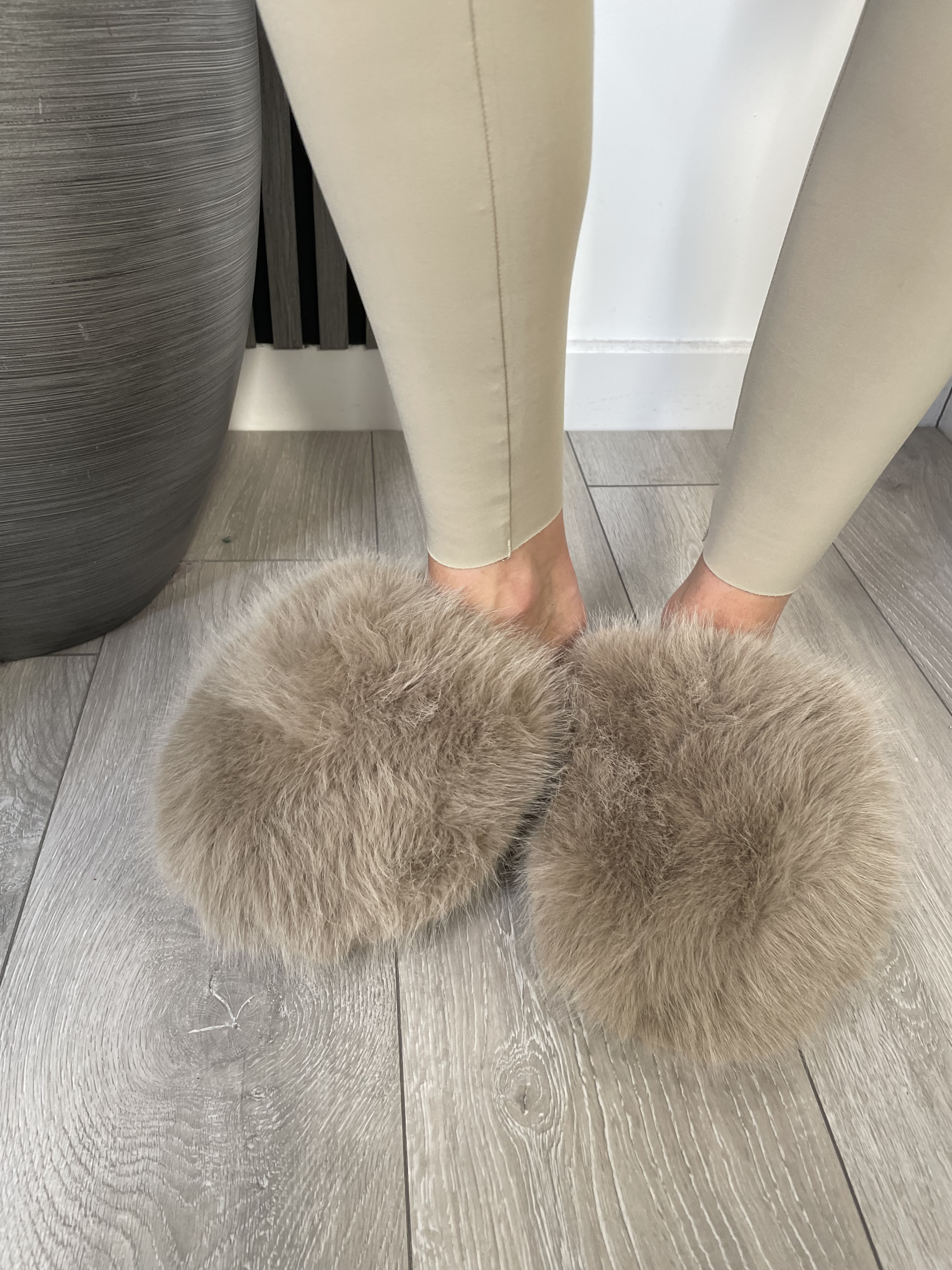 Round toe flat shoes