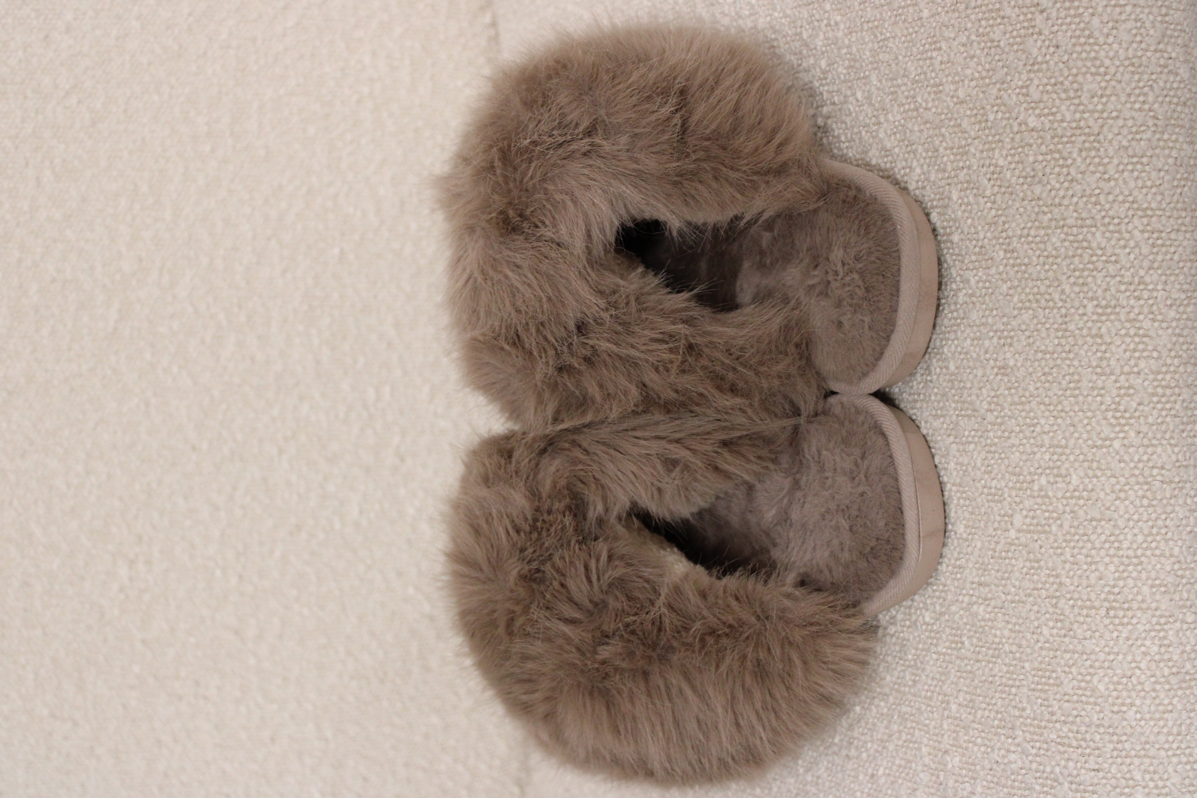 Round toe flat shoes